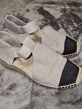 Tory Burch Catalina Beige Canvas Espadrilles Wedge with Black Toe Cap Sz 6.5